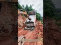 固形化との対峙: ミキサー車で硬化したコンクリートの破砕作業