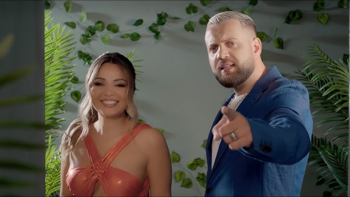 Qiz eshagiga har xil narsalarni qoyadi Onlayn jinsiy aloqa