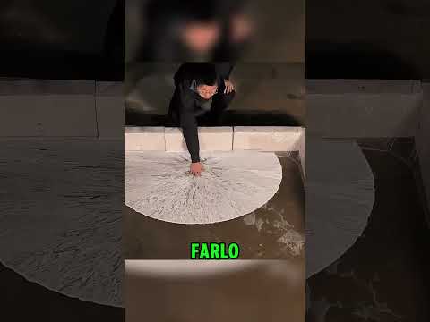 Video Ha Messo la Mano nel Ghiaccio Caldo… e ha Iniziato a Congelare Istantaneamente