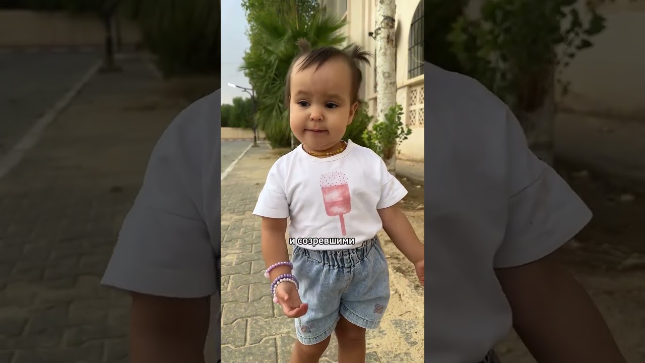 Маленькая любительница стихов 😍