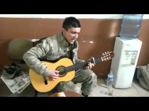 Asker Gitarla Muhteşem Şarkı Söylüyor