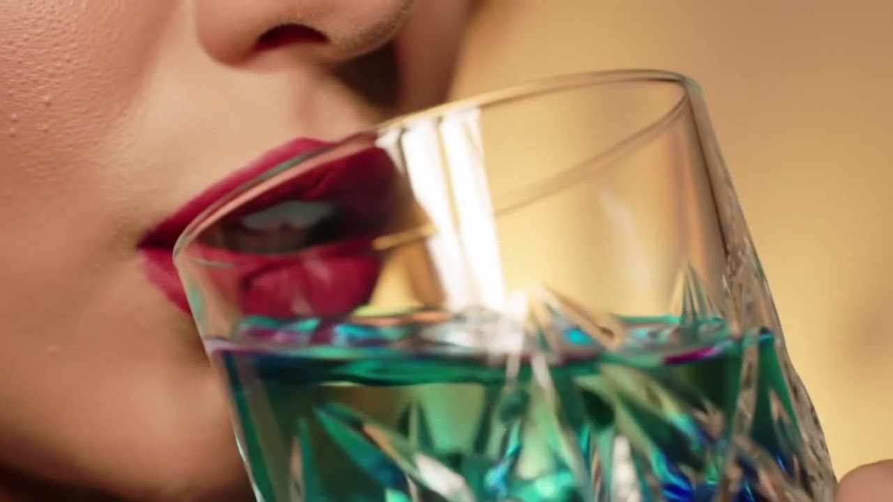 magic as bold lips 👄 take a sip and the drink instantly changes color! 🌈✨