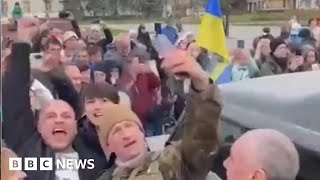 Cheering crowds in Kherson greet Ukrainian troops - BBC News