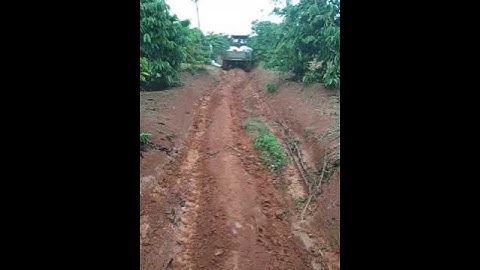 Chiếc xe công nông lên dốc cực khỏe.mùa mưa bão