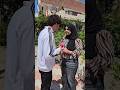 خدت رقم واحد وهوا ماشي مع مرااته شوفوا لما عرفت إيه اللي حصل