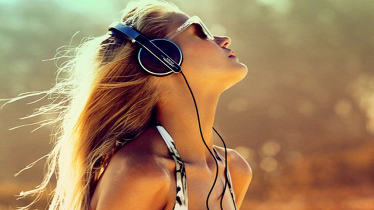 Спортивная девушка в наушниках. Полноразмерные наушники на улице. Девушка в наушниках. Наушники на человеке. Человек с наушниками.