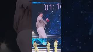 Download Lagu EXO D.O dancing to Un Village MP3