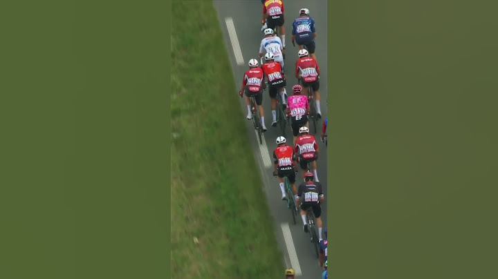 Careful Remco 😬 A sketchy moment for Remco Evenepoel as he battles in the crosswinds 💪
