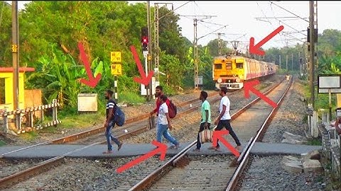 Man Dangerous Cross Close RailGate OLD Model Katwa Howrah EMU Local Train Coming || Eastern Railways