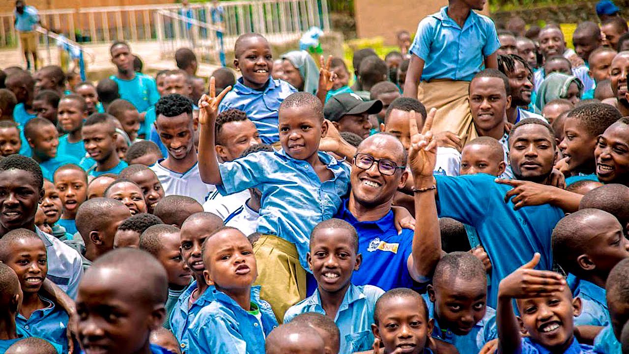 Rayon Sports yasuye ishuri rya G.S Muhato mu rwego rwo gukundisha ...