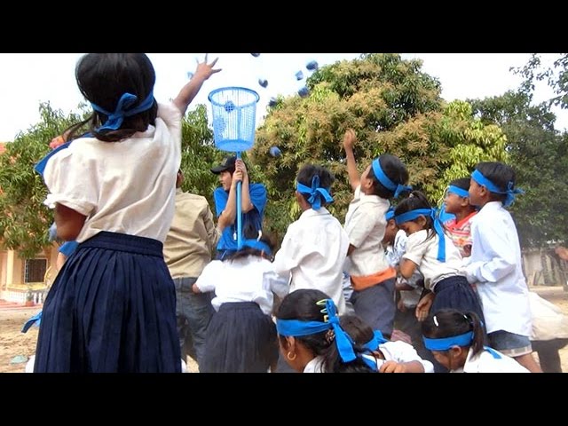 国際武道大生がカンボジアで運動会の指導 - YouTube