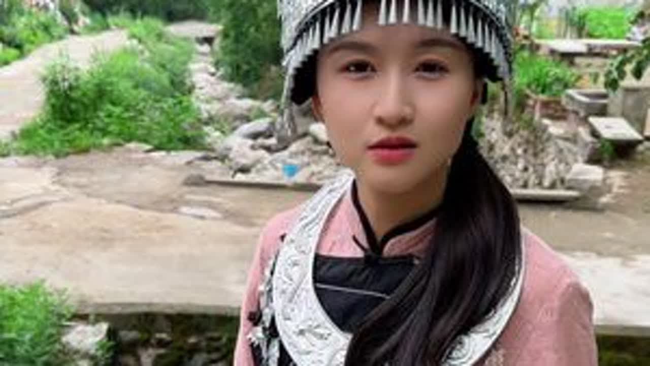 村口问个路，居然是相亲对象，没见过这么美丽的女孩子