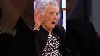 A la abuela Dolores le gusta mucho Juan y Medio... pero su moto, ¡no!