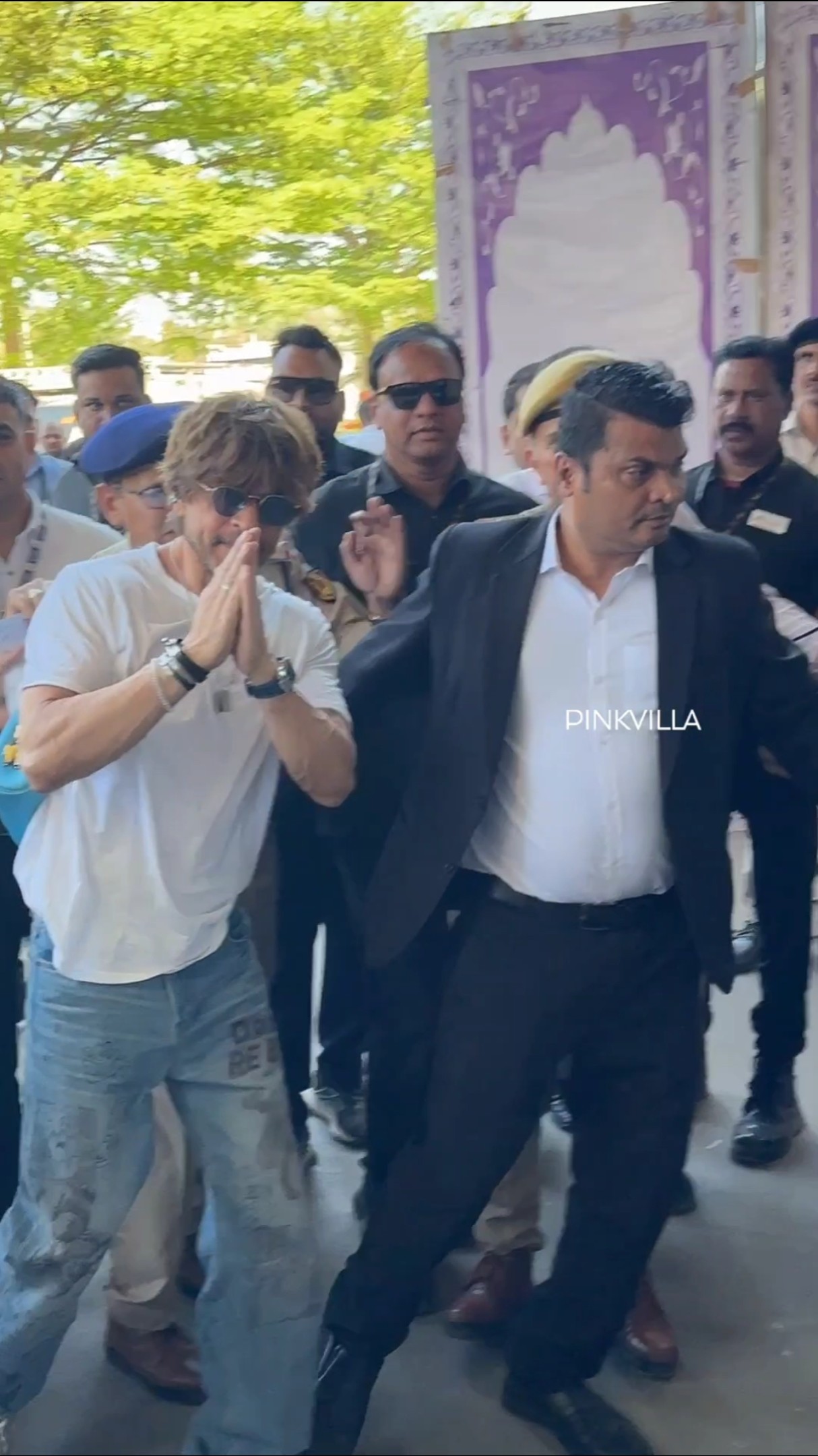 Shah Rukh Khan Greets Media At Jaipur Airport ? ? | #shorts #bollywood #trending #srk #viralvideo