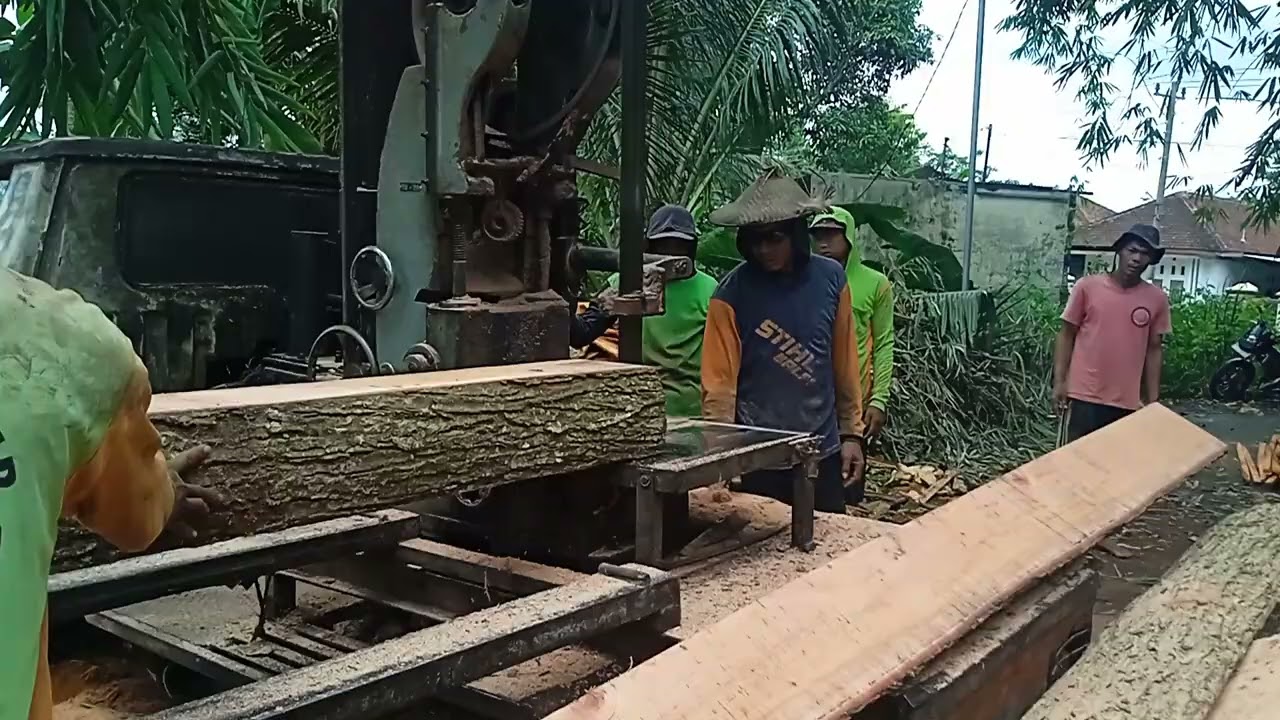 Proses pembuatan kaso 6x6 panjang 3 meter dari kayu mahoni dengan gergaji mesin bandsaw rakitan