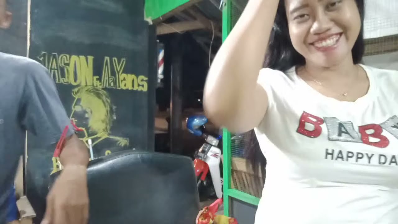 Cewe ini mu di pitakin di pangkas rambut