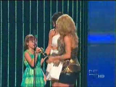 Shakira receiving an Award by Selena Gomez on Premios Juventud  JULY 15 2010 ( FAVORITE VIDEO AWARD)