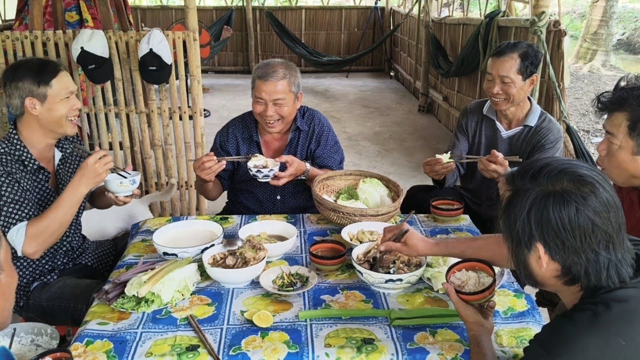 Làm Con Cá Khổng Lồ Kho Mắm Đãi Anh Em Thợ Một Bữa No Nê | Kho Quẹt Vlog T 211