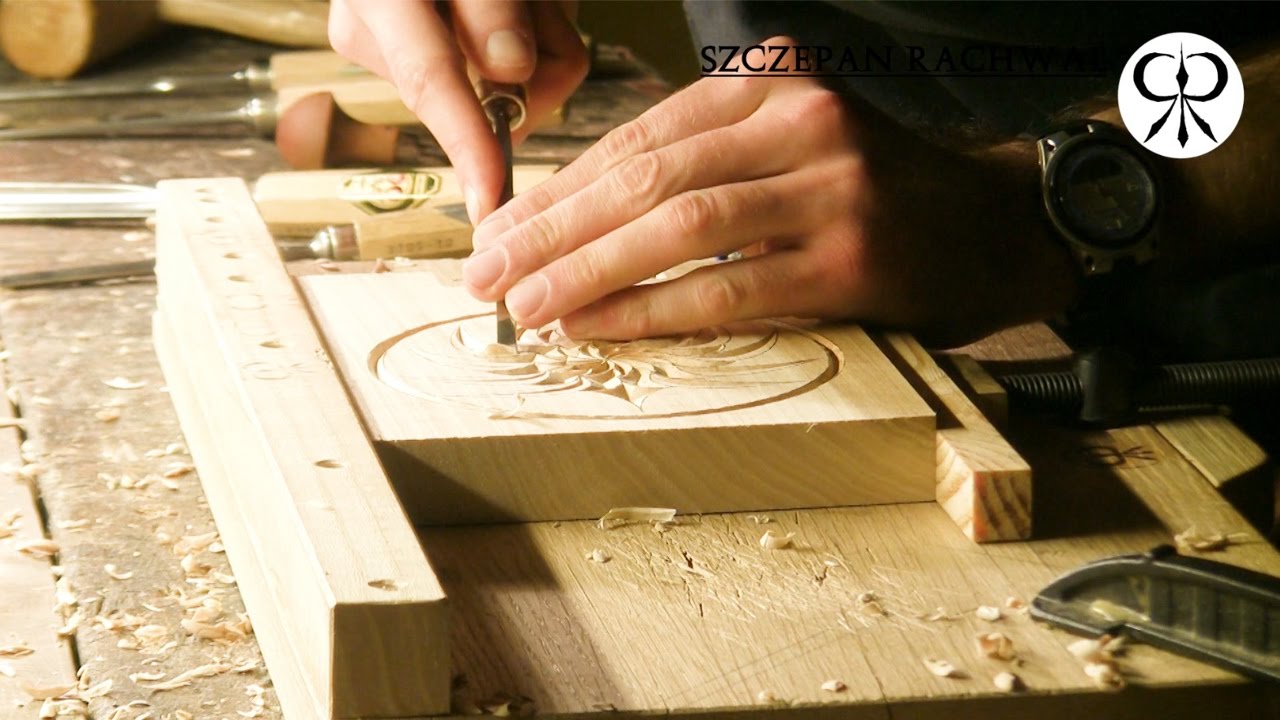 Rzeźbione stojaki pod telefon.