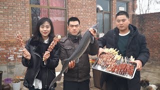 【食味阿远】二姐带了条700块钱的大鲟鱼来了，6斤重，阿远先蒸鱼再烤的羊肉串 | Shi Wei A Yuan