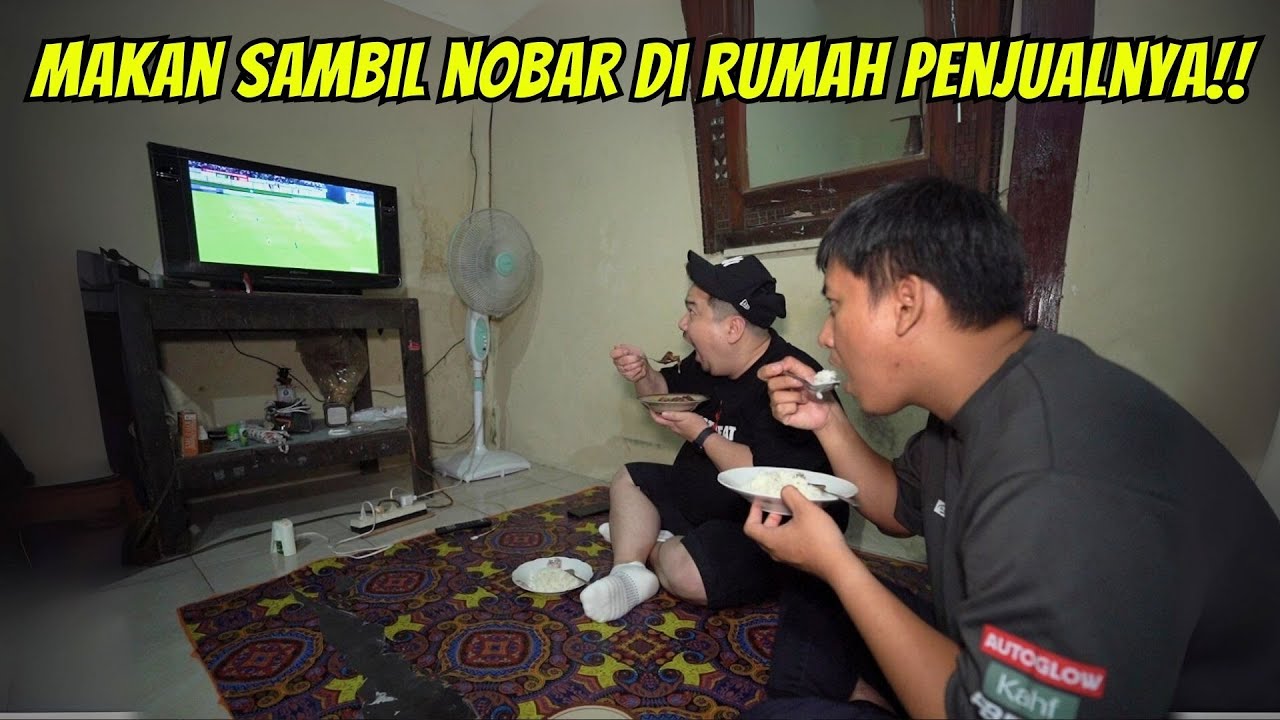 MAKAN SAMPE KE DALEM RUMAH PENJUALNYA SAMBIL NOBAR BOLA!!