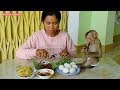 Monkey Kako And Mom Eat Boiled Baby Duck Eggs And Grilled Beef Skewers