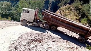 Maniobrando camión trocero por la rampa Tayoltita Durango