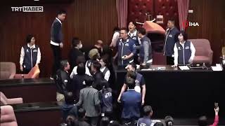 Tayvan Parlamentosu'nda bir milletvekili belgeleri alıp kaçtı