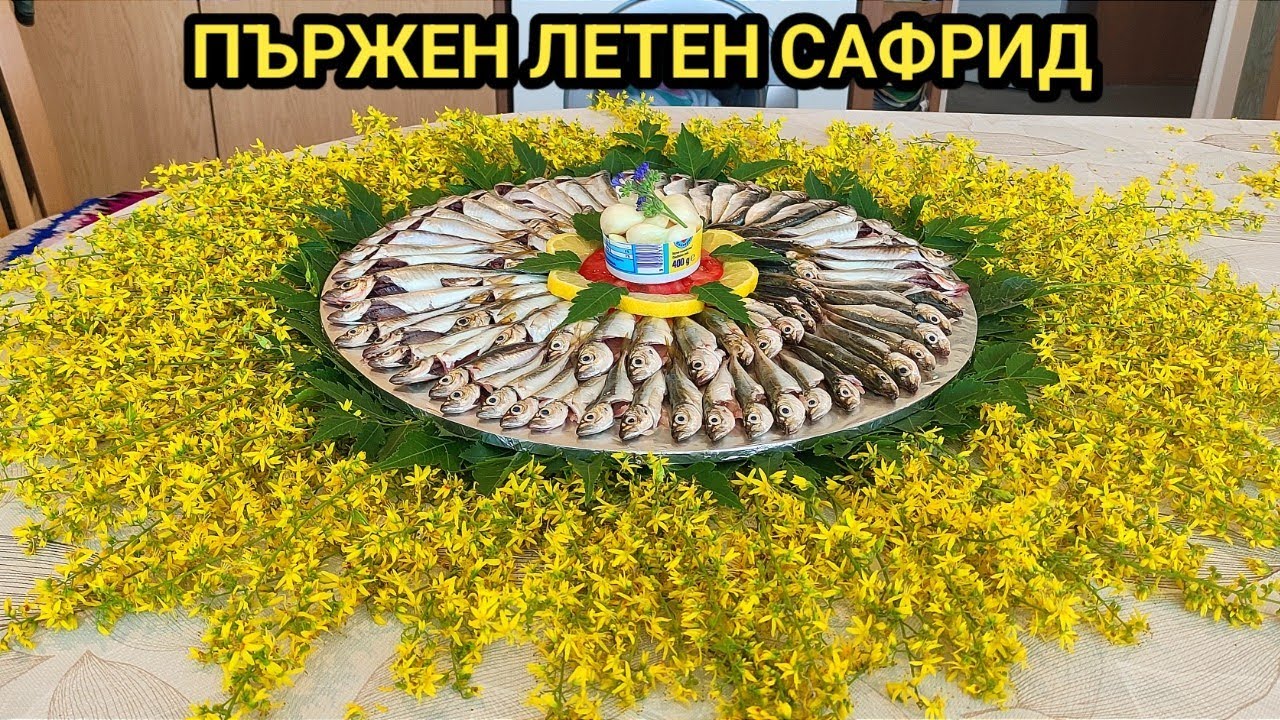 Пържен летен сафрид с гарнитура от печени картофи и чесново девесилен сос! Риба с превъзходен вкус!