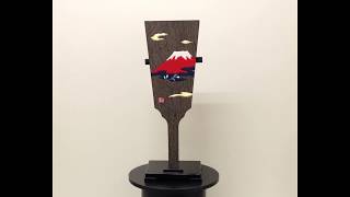 【商品紹介】 羽子板飾り（大）　赤富士の木目込み細工　スタンド付き　桐製・時代仕上　箱長の桐工芸品