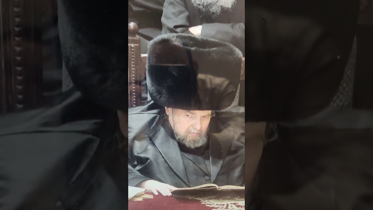 כ"ק האדמו'ר מבעלזא מאזין לשירת המקהלה בעת מעמד ההדלקה