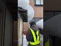 凍った雪庇はノコギリで