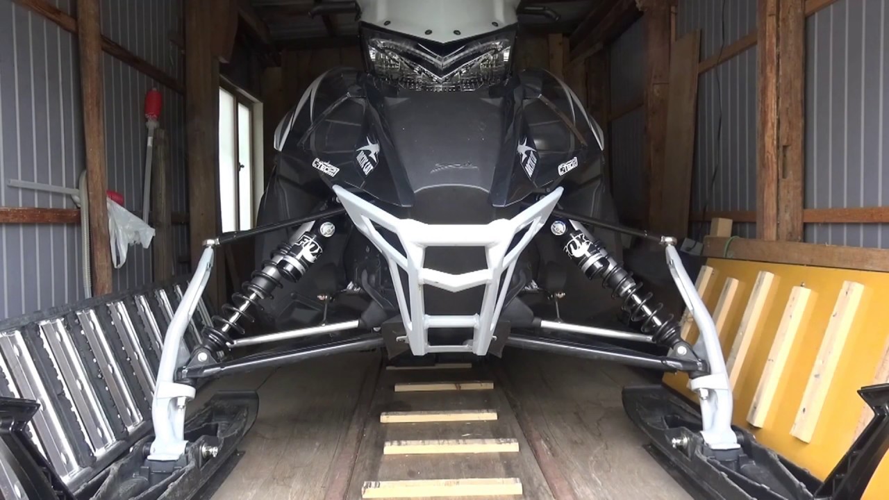 スノーモービルにマフラーサイレンサーを取り付けしたいと思います