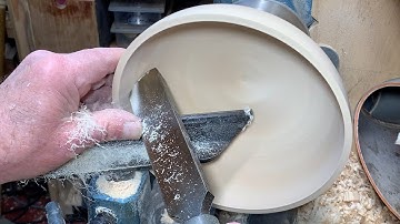 Richard Raffan turns an ash bowl using only scrapers.