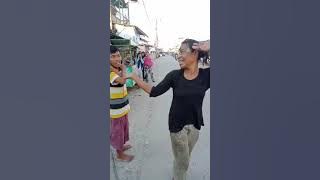 'Video lucu pasangan orang gila joget di pinggir jalan'