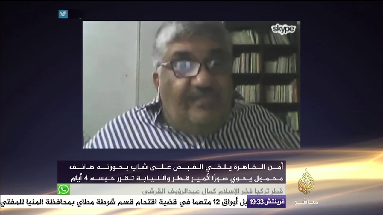 الكاتب المصري محمد منير يتعرض لموقف كوميدي مع بائع عصير يكره الإخوان
