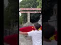 一中國人到靖國神社，做出這樣的行為。一人の中国人が靖国神社を訪れ、このような行為をしました。