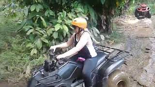 bule di bali  bermain atv
