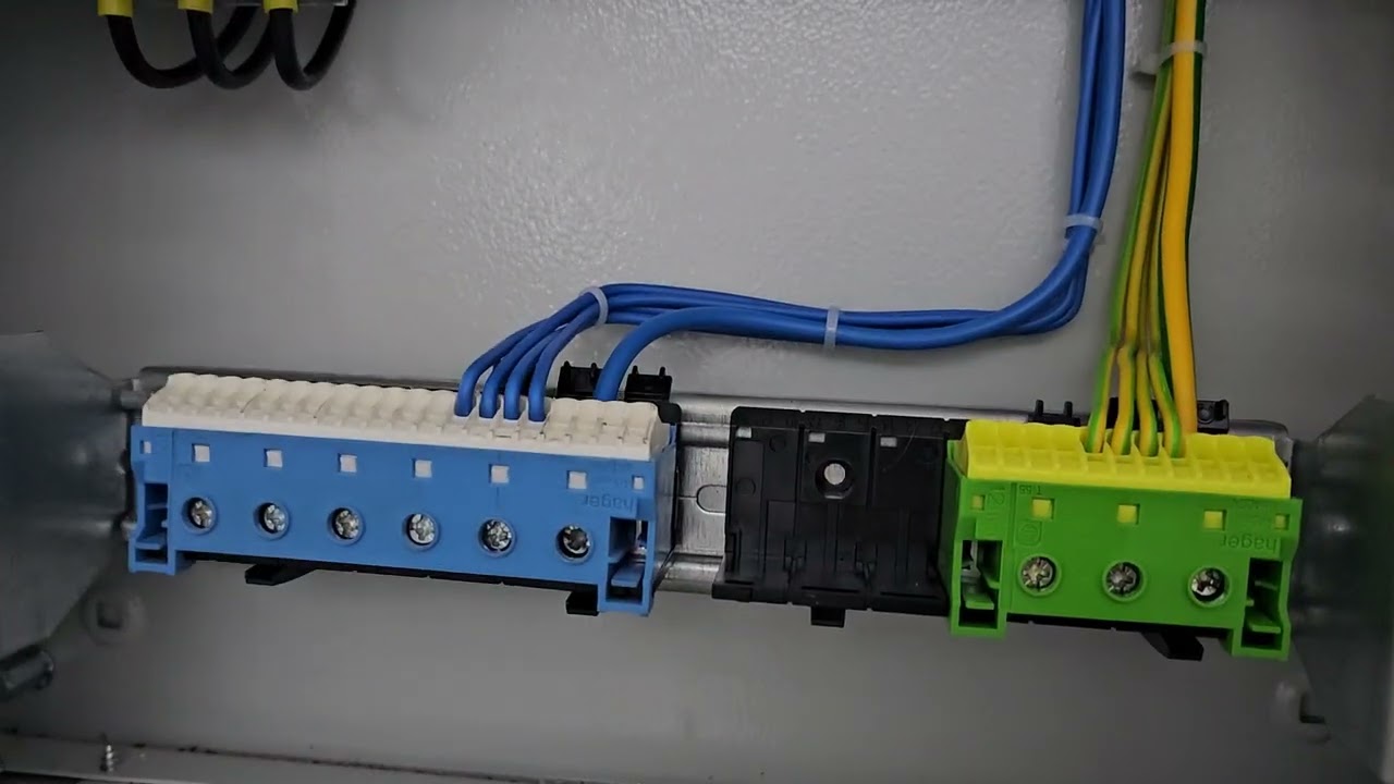 Canal de cablu Legrand DLP si un tablou electric facut de un ucenic.