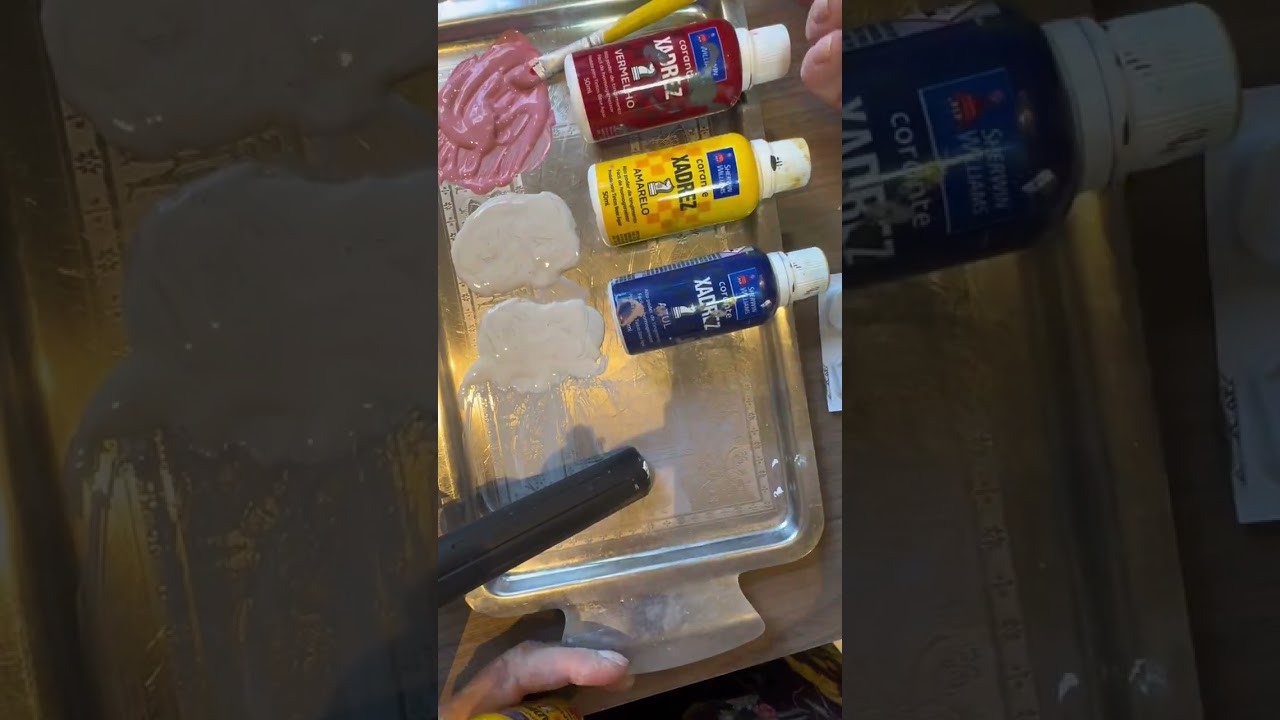 VEJA COMO TRANSFORMEI A TINTA CINZA QUE TINHA EM CASA OS CORANTES NAS CORES AZUL,VERMELHO E AMARELO