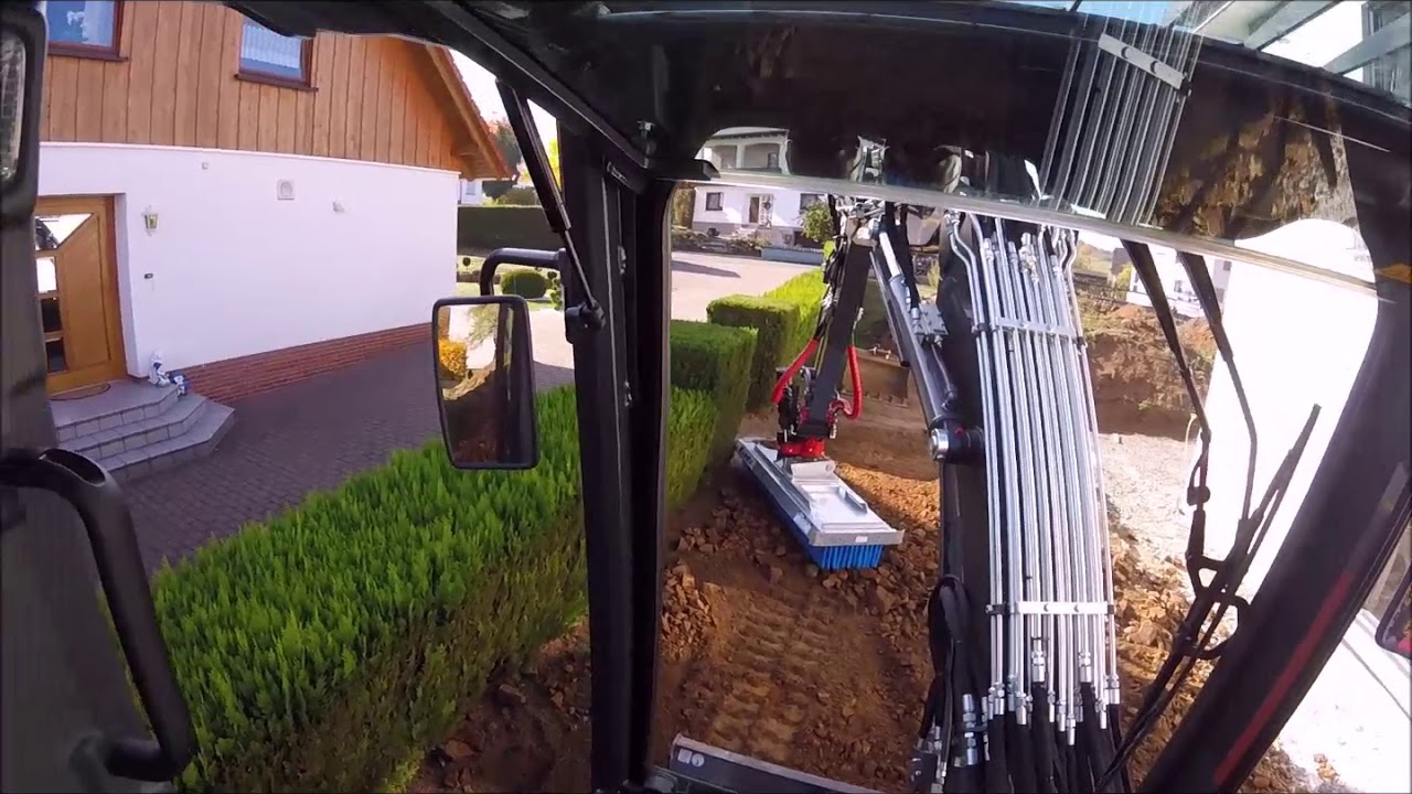 In Aktion | Der BaggerBesen - Einsatz auf engstem Raum | Schmidt Maschinentechnik