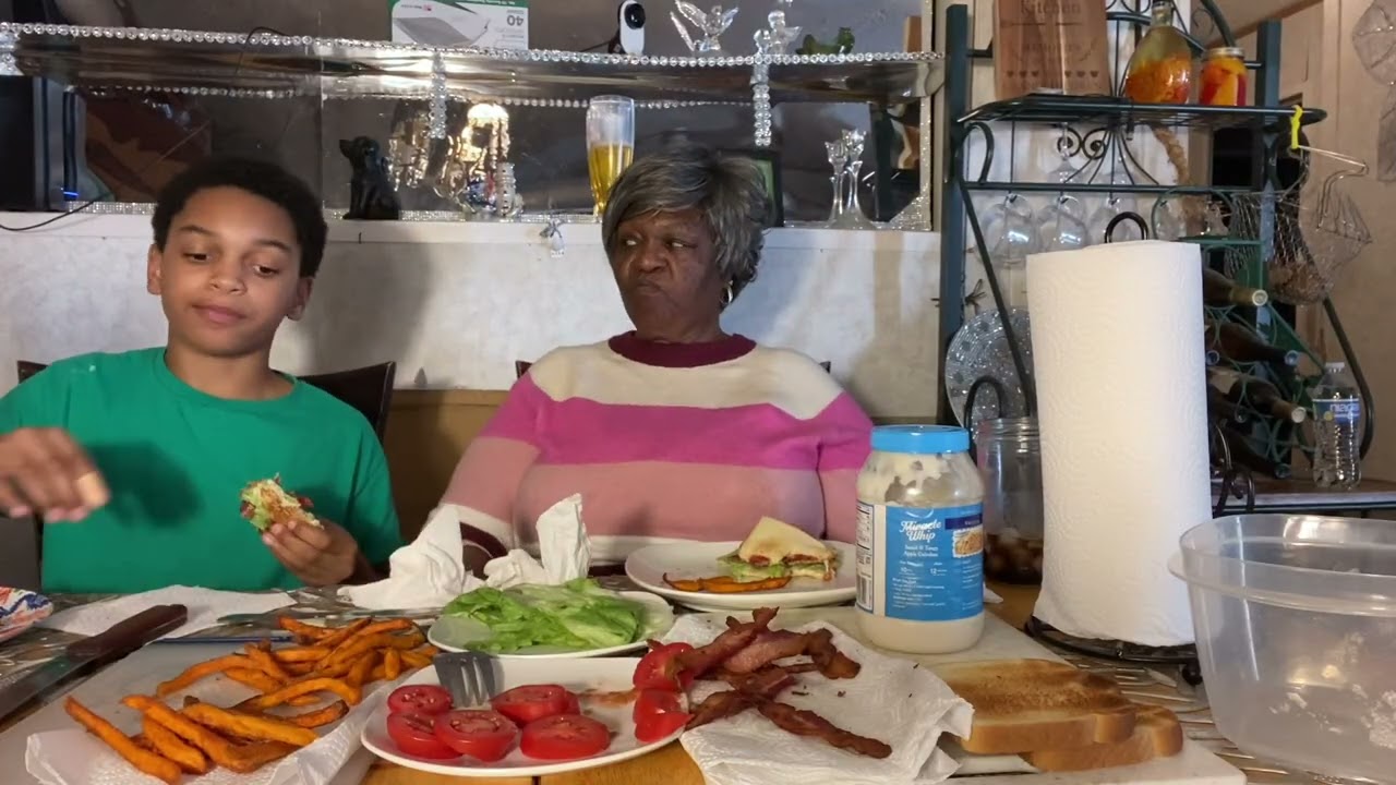 У нас есть сэндвичи BLT и картофель фри из батата.