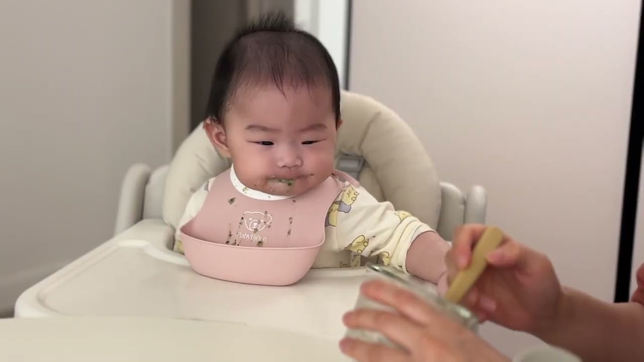 207 분유적게먹고 이유식많이먹으려고 한날