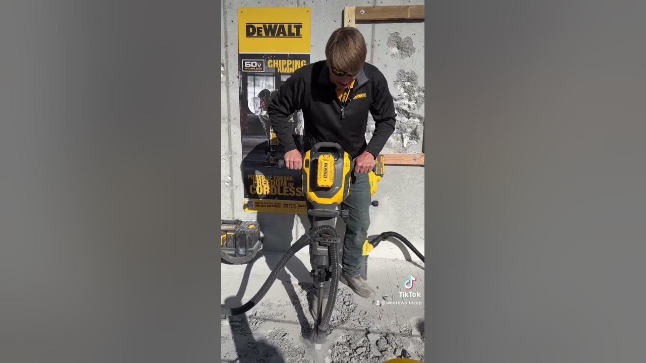 perle gøre det muligt for Mus Take a look at Dewalt's 38 lb demolition hammer! 👏 @dewalttv  #worldofconcrete - YouTube