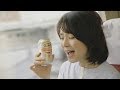 日本CM 石田百合子在特急列車上吃便當喝啤酒展示少女般的滿足表情 日本CM 石田百合子在特急列車上吃便當喝啤酒展示少女般的滿足表情