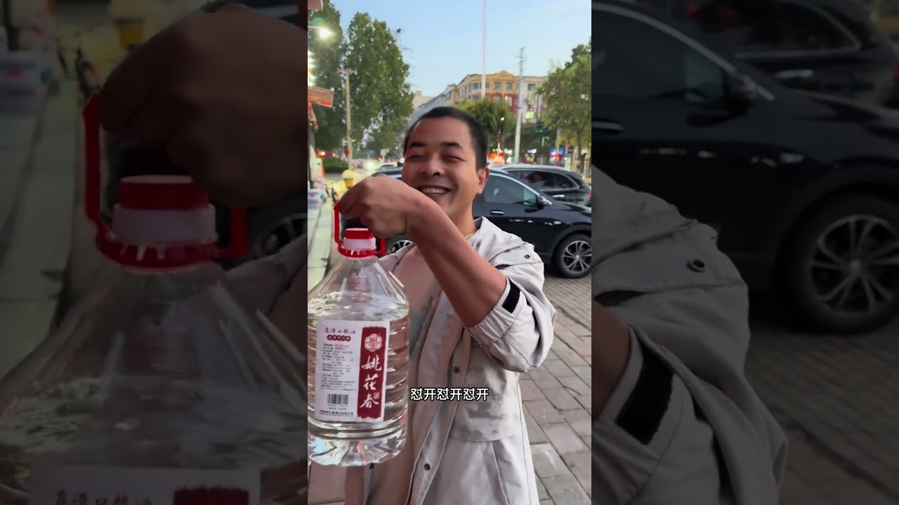 小雨连下半个月终于停啦，连杰晚上喊住发小聚聚喝二两，吃特色卤肉味道真得劲#大口吃肉的感觉真好 #记录生活