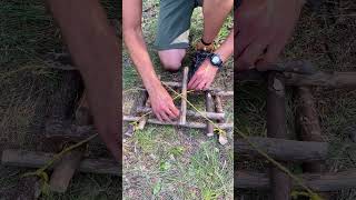 Survival Skills Fabrique Un Panier Ultra Rapidement En Conditions Extrêmes