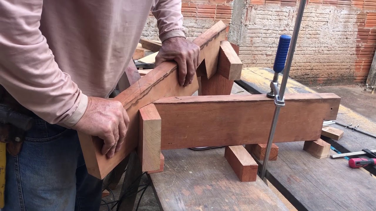 Encaixando Espigão no Flechal  cruzeta  do curso de carpintaria