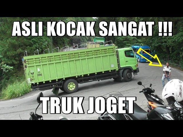 NGAKAK PARAH !!! Truk Joget di Sitinjau Lauik class=