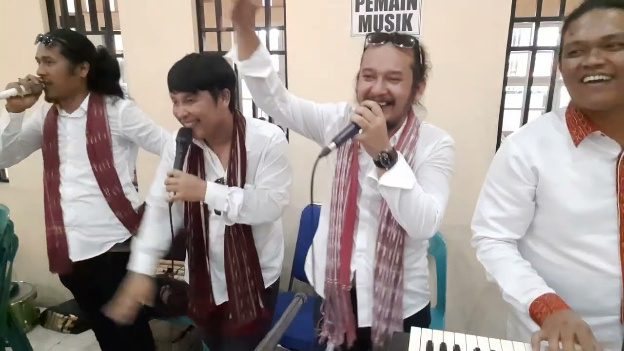 ambil alih dulu dari keyboardis ke vocalis . mohon maklum guys , biar pernah / kiting sidabutar